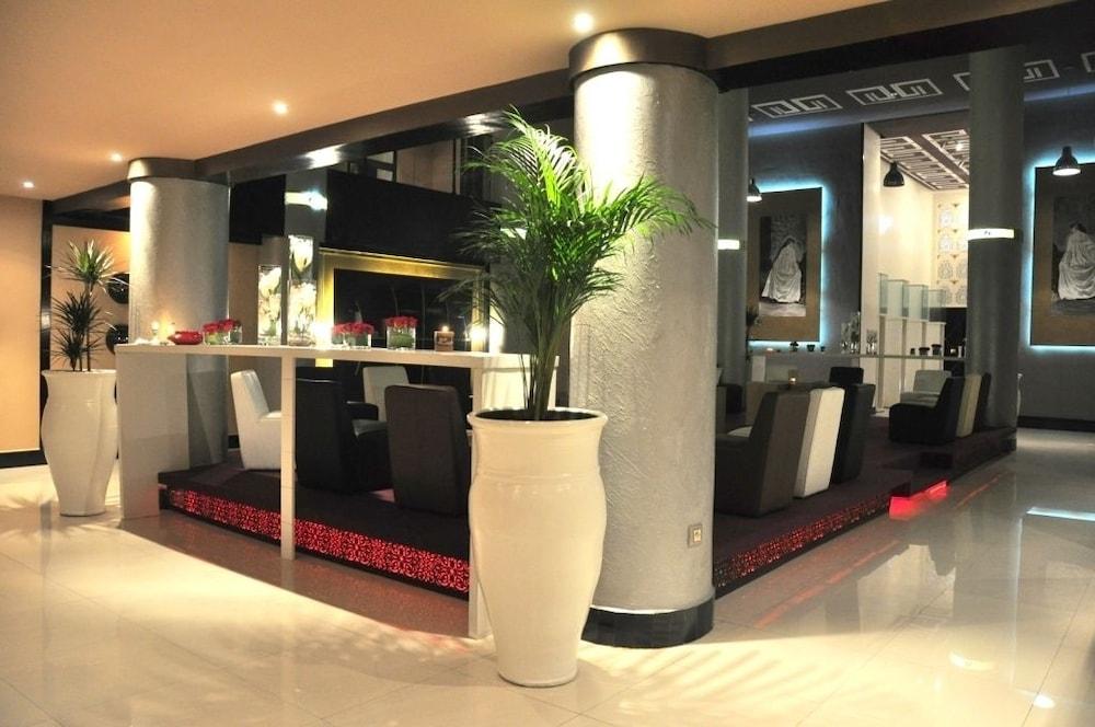 La Adults Only Hotel 3*